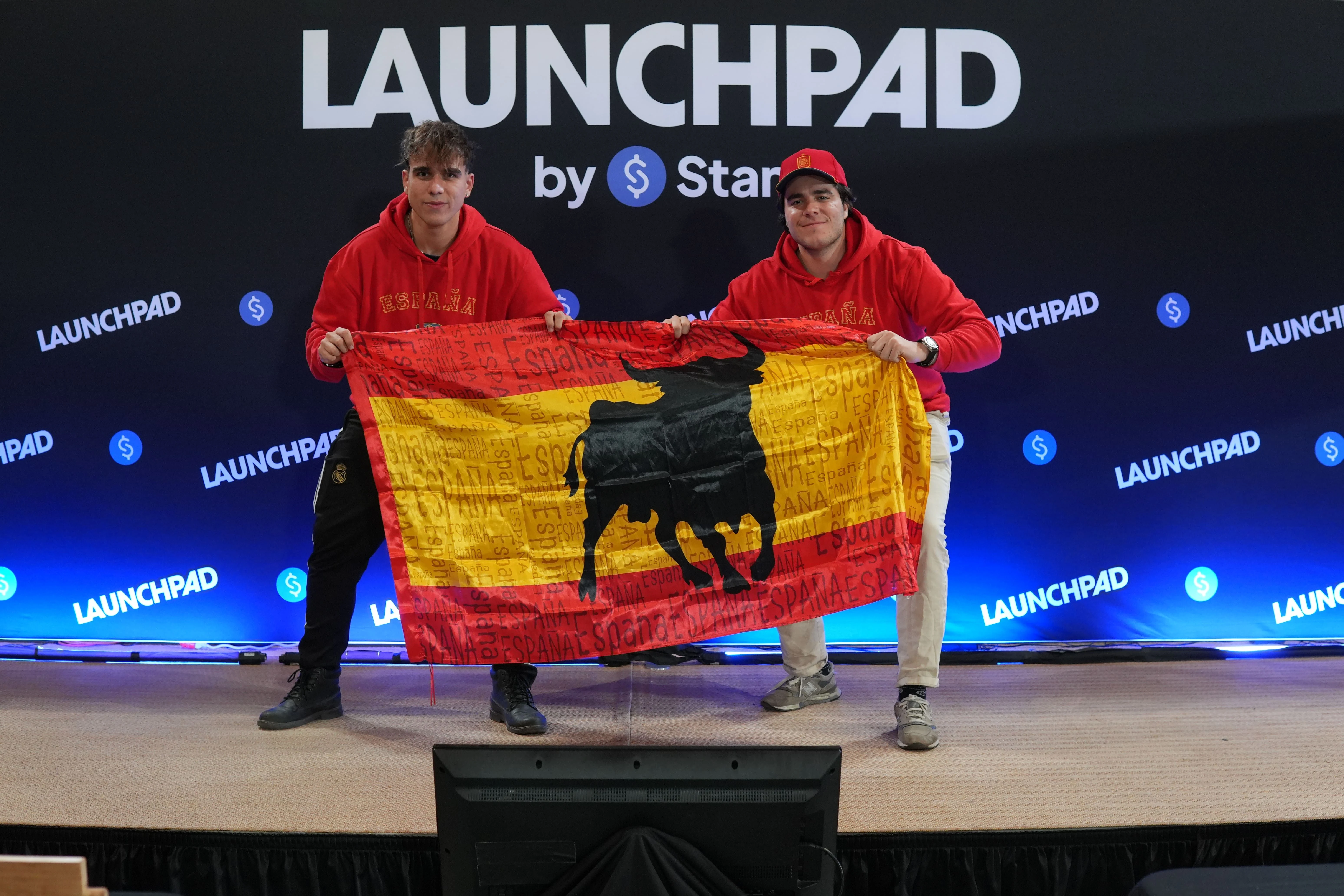 Iván Barrasa y Jorge Branger posan con una bandera de España en