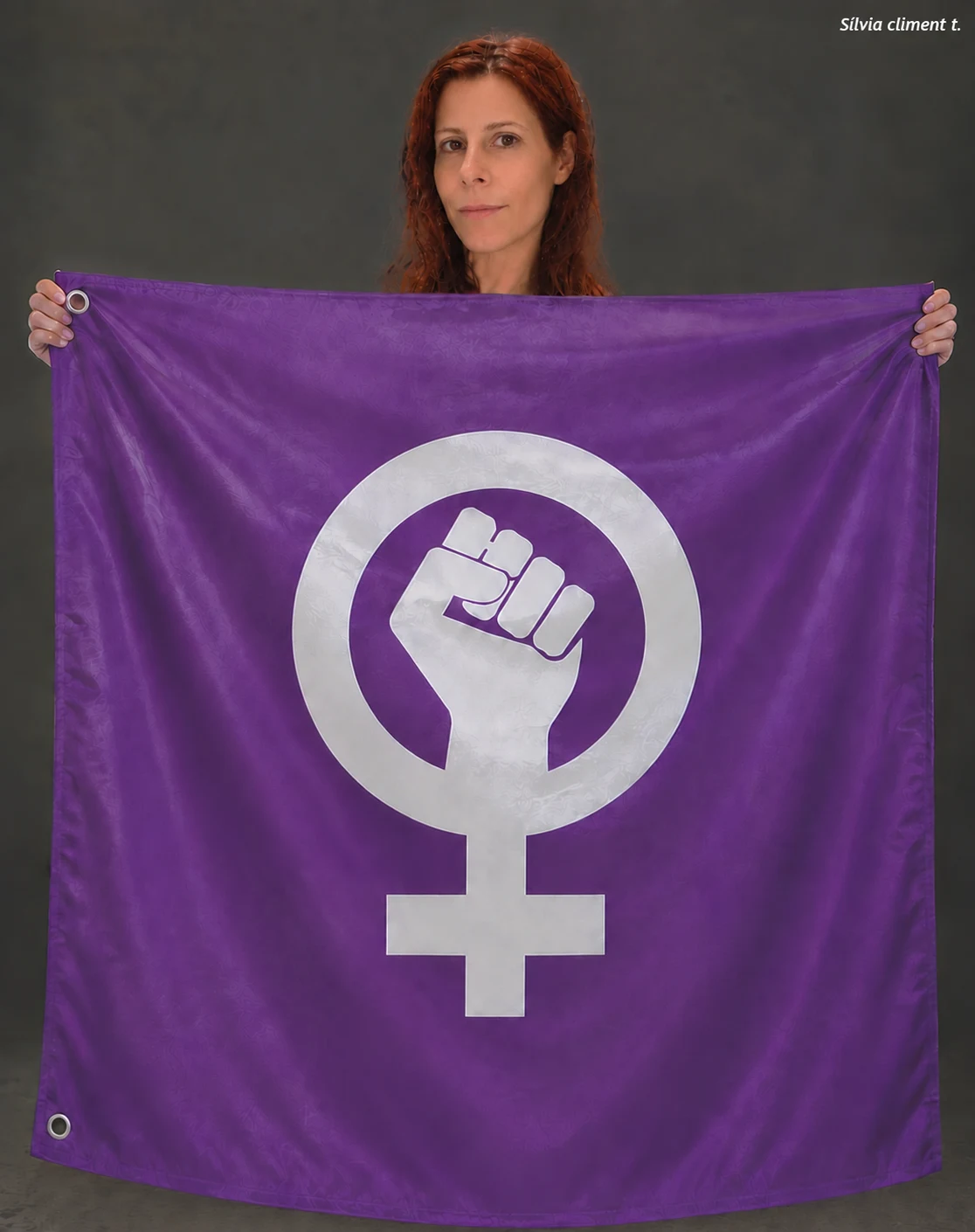 Foto reivindicativa con bandera feminista