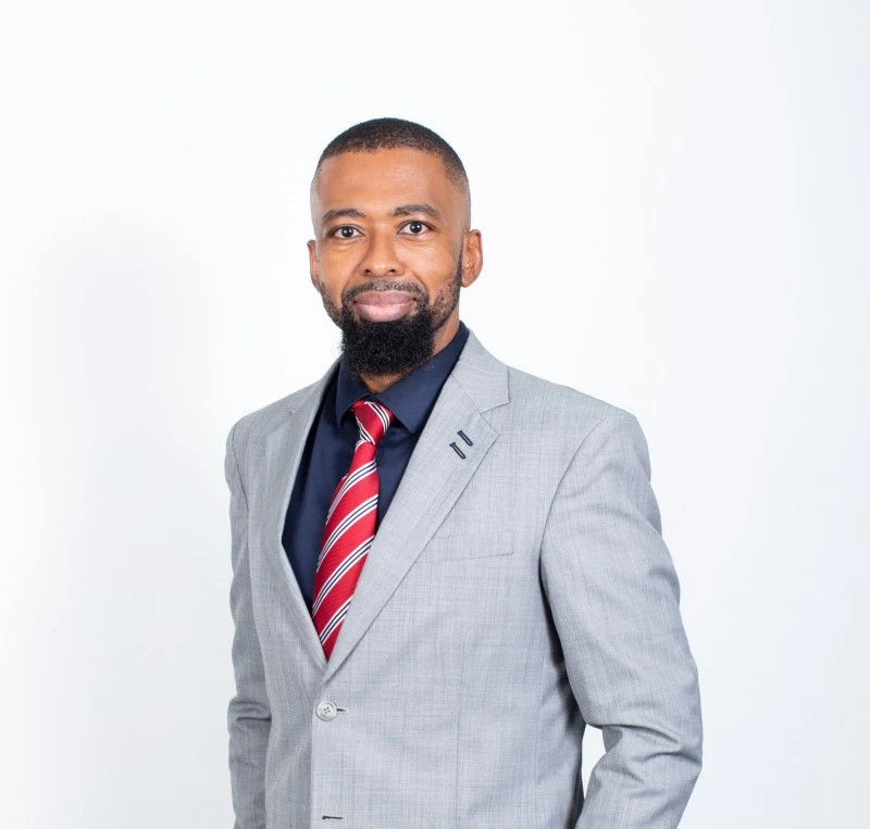 Mokgome Mogoba - Fundador y socio director