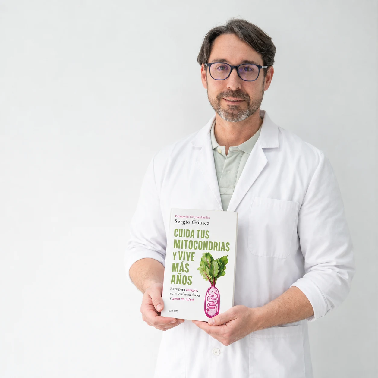 Sergio con su libro