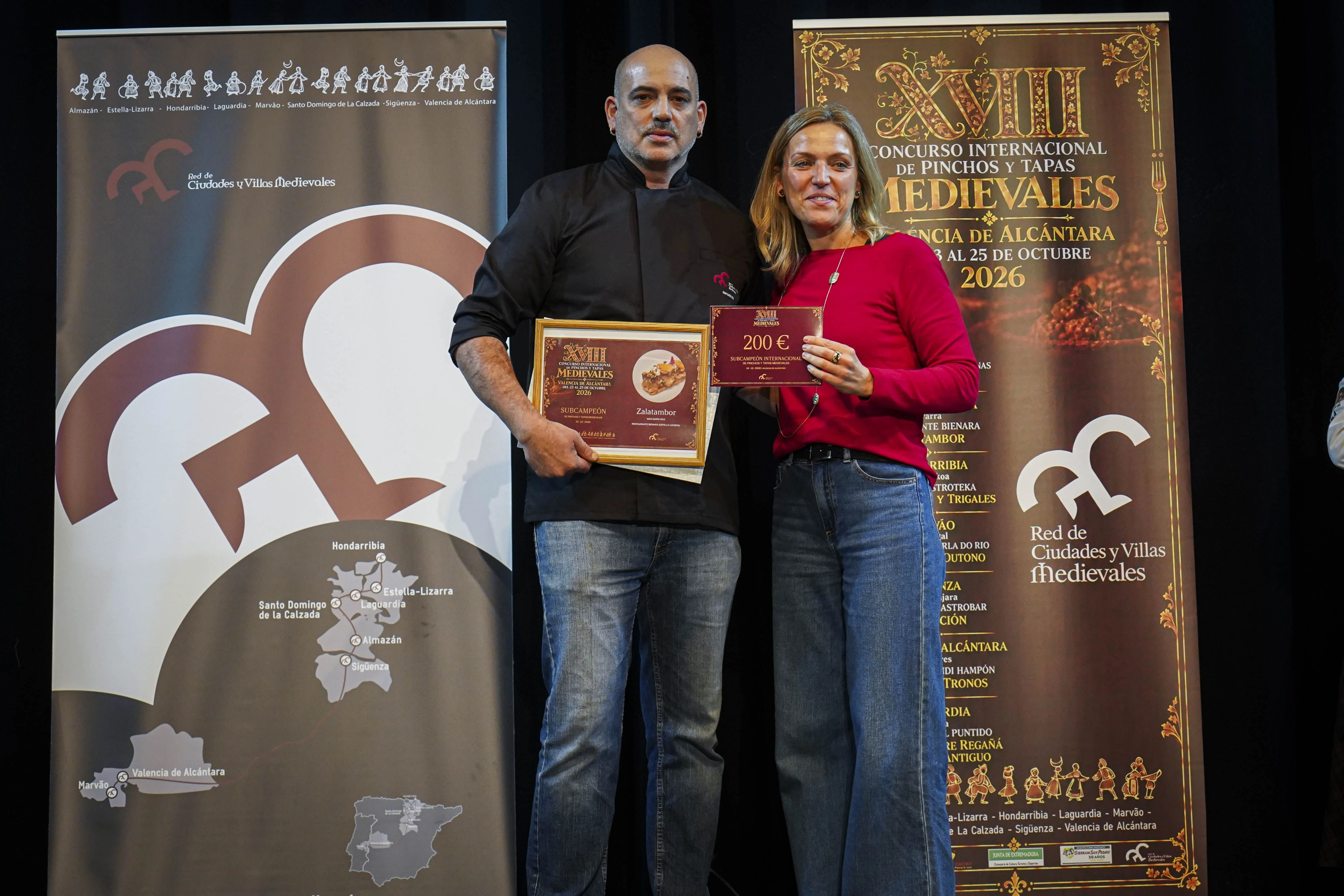 Iban Garin con alcaldesa de Sigüenza, que le entrega su premio