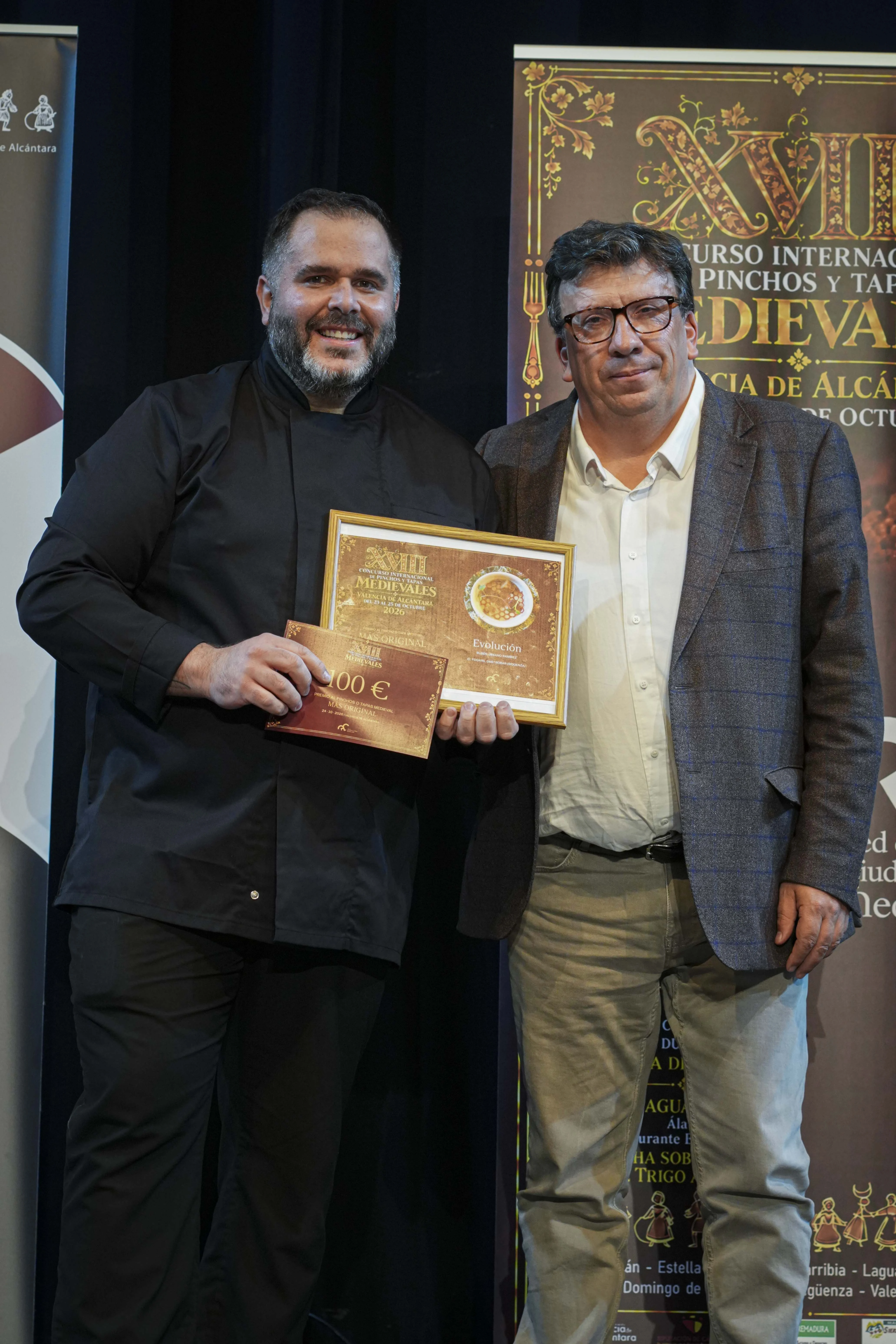 Rubén Urbano con el alcalde de Almazán, que le entrega su premio