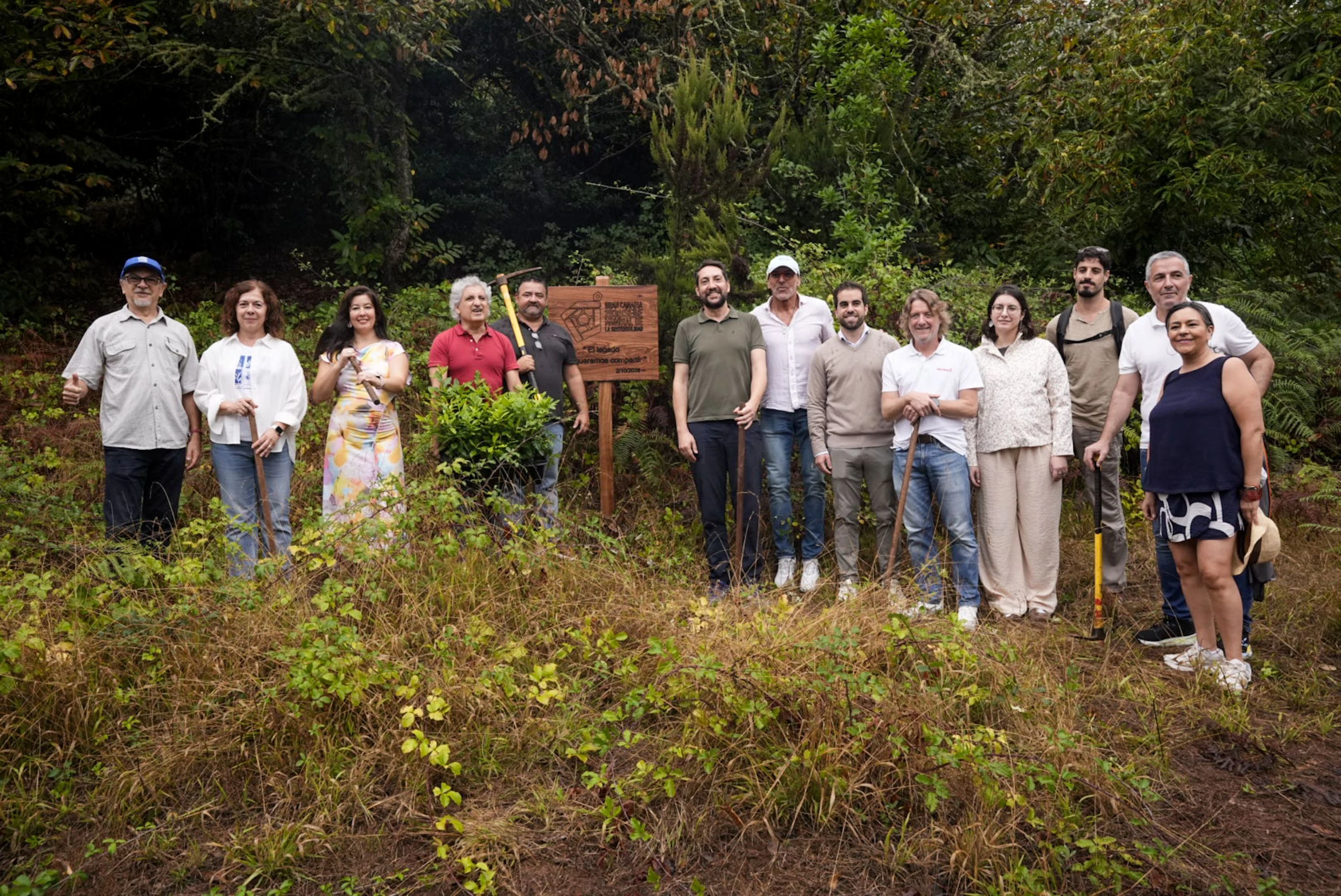 Foto de familia en el lugar de la plantación simbólica